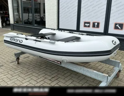 lichtgrijze opblaasbare RIB op trailer