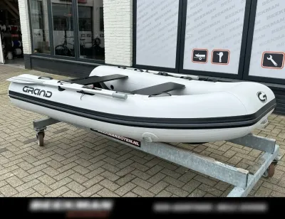 opblaasbare boot op trailer buiten