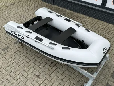 opblaasbare rib op parkeerplaats