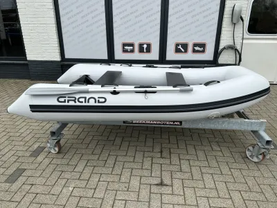 Opblaasbare RIB op trailer bij gebouw