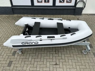 opblaasbare rib op trailer op stenen ondergrond