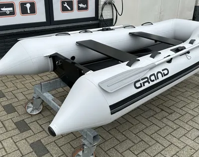 opblaasbare rib op aanhanger buiten