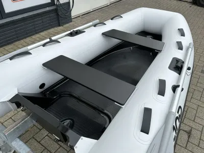 Opblaasbare RIB op trailer, buiten gefotografeerd