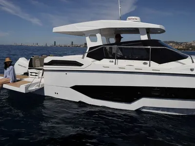 motorboot met hardtop en zwemplatform