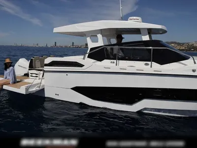 zijaanzicht van wit motorjacht op zee