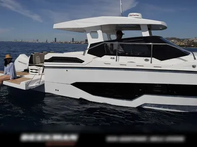 wit hardtop motorjacht op zee