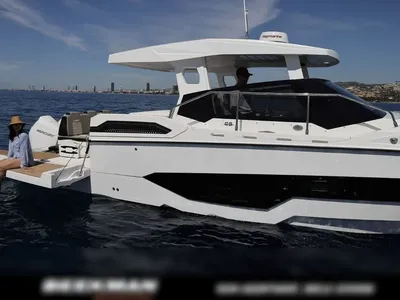 motorjacht op open water