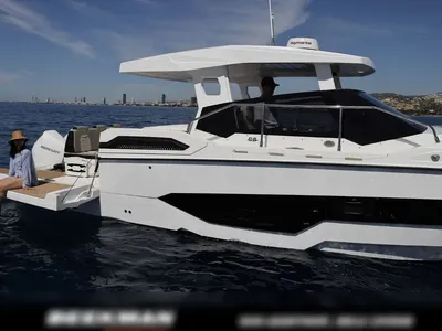zijaanzicht van een motorjacht op open water