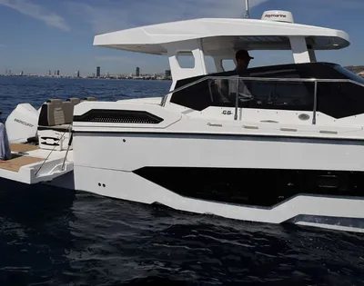 motorboot met hardtop en zwemplatform