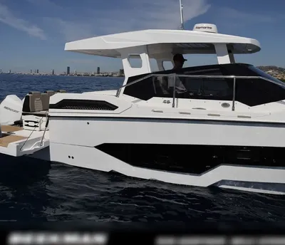 zijaanzicht van wit motorjacht op zee