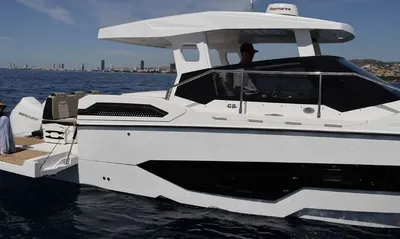motorboot langs kust met persoon op zwemplatform