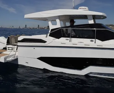 wit hardtop motorjacht op zee