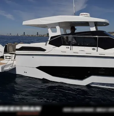 witte cruiser op zee met zwemplatform
