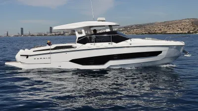 wit motorjacht op zee met kust op achtergrond