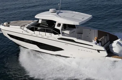 wit motorjacht op open water