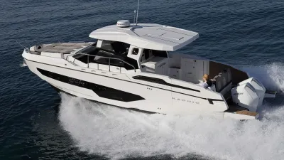 wit motorjacht op open zee met opspattend water