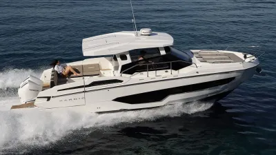 wit jacht op zee met personen