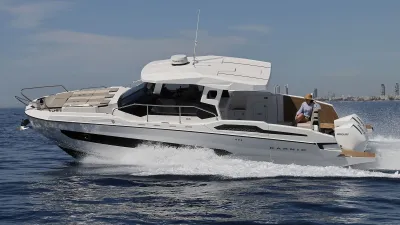 motorboot vaart op zee met persoon op achterdek