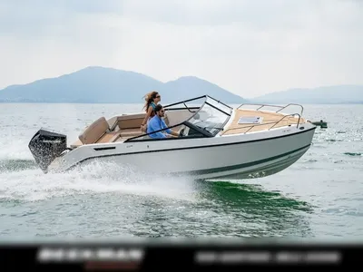 motorboot met twee personen op open water