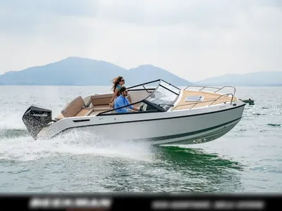 motorboot met twee personen op open water