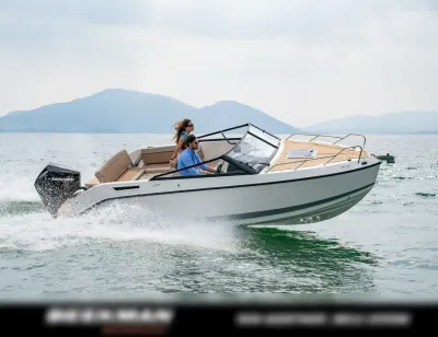 motorboot op het water met twee personen