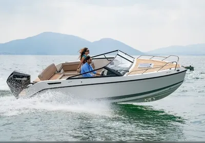 motorboot met twee personen op open water