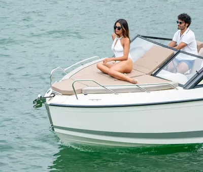 Voorkant van motorboot met twee personen