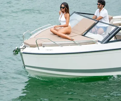 twee personen op voorplecht van boot
