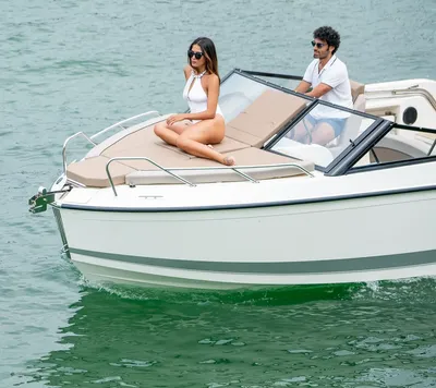 twee personen op een motorboot op het water