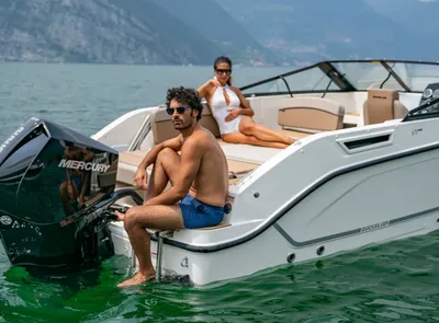 twee personen op het achterdek van een boot