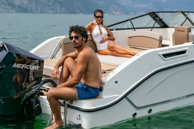 mensen op een recreatieboot op het meer