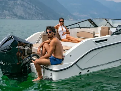twee personen op een motorboot op het meer