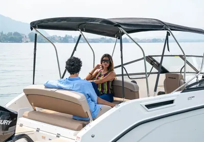 twee personen op open motorboot met bimini