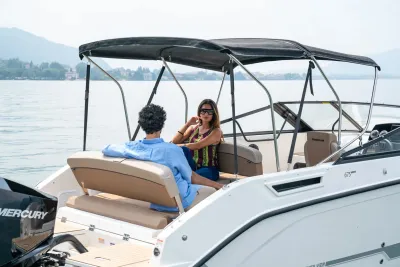 Mensen zittend op een motorboot bij het water