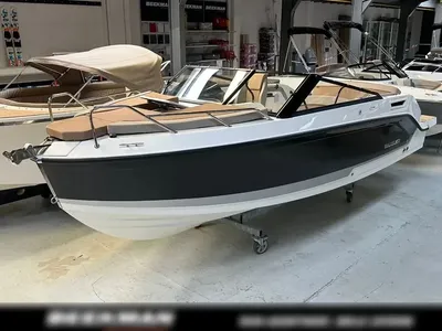 motorboot in showroom