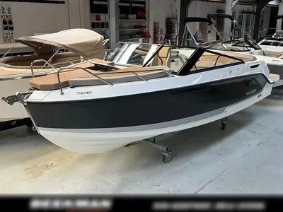 motorboot in showroom