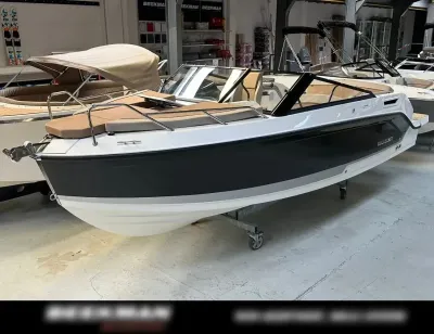 motorboot in showroom