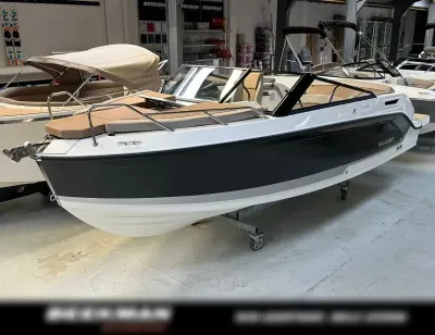 cruiser boot in binnenruimte