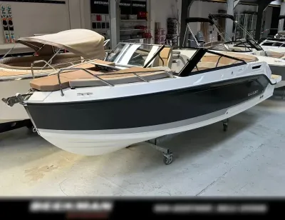 motorboot in showroom
