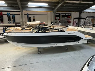 recreatieboot in showroom