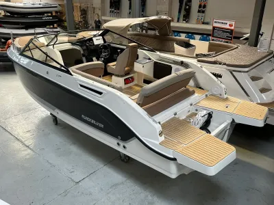 motorboot in showroom met kuip en zwemplateau