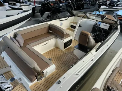 cockpit en kuip van motorboot in showroom