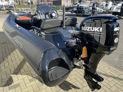grijze RIB met buitenboordmotor