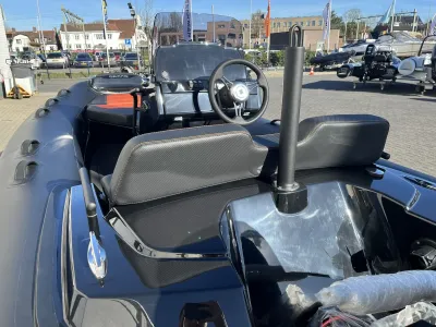 console en stuur van een RIB-boot