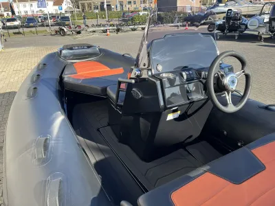 RIB met stuurconsole en zitplaatsen