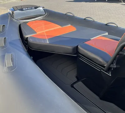 voorkant van opblaasboot met kussens