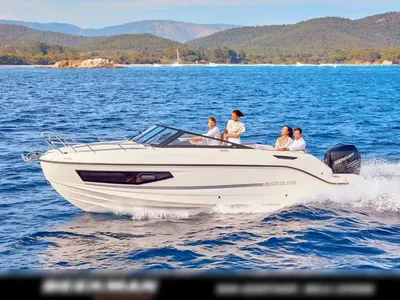 motorboot met meerdere personen op zee
