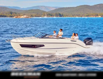 motorboot met meerdere personen op zee