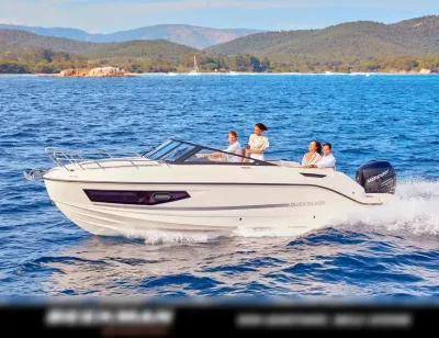 snelmotorboot met passagiers op zee