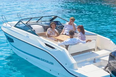 mensen relaxen op een open motorboot in helder water